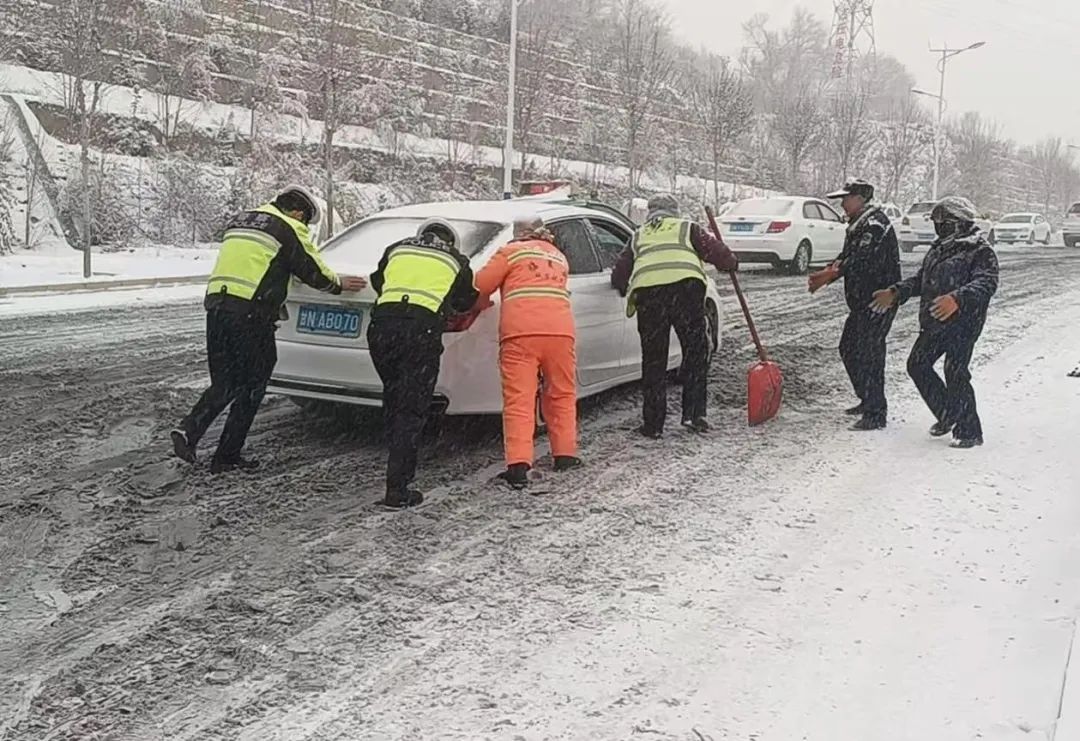 临夏公安多措并举全力保障雪天道路通畅群众安全出行